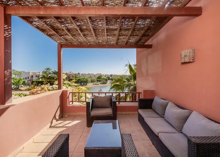 3-bedroom - Great Location- Upper Nubia Appartement