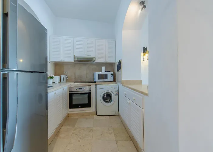 3-bedroom - Great Location- Upper Nubia Appartement *