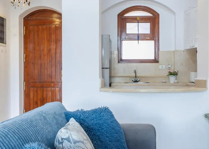 3-bedroom - Great Location- Upper Nubia Appartement
