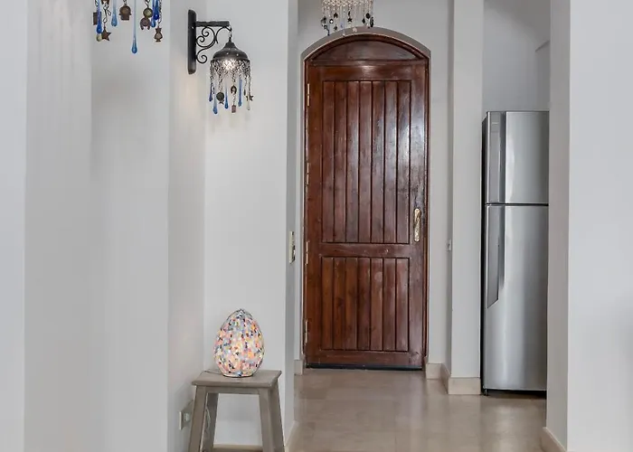 3-bedroom - Great Location- Upper Nubia Appartement