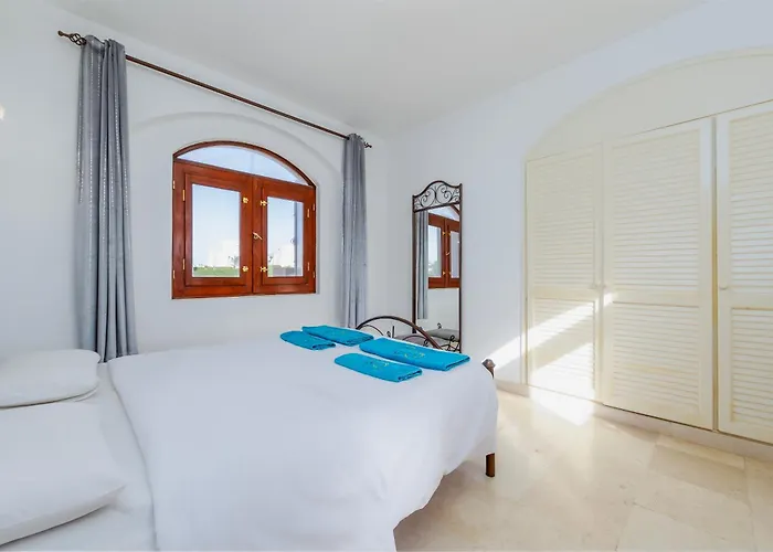 3-bedroom - Great Location- Upper Nubia Appartement